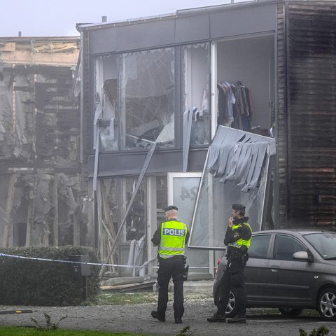 Beschädigte Wohnhäuser nach einer Explosion nahe der Stadt Uppsala in Schweden. Eine Frau wurde dabei getötet