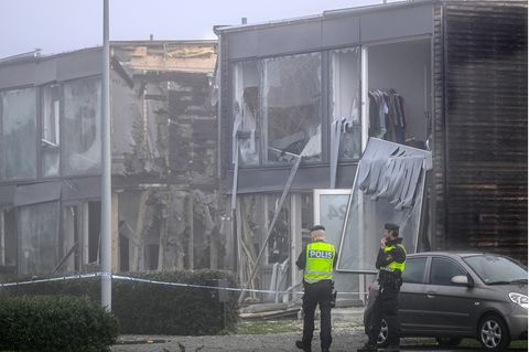 Beschädigte Wohnhäuser nach einer Explosion nahe der Stadt Uppsala in Schweden. Eine Frau wurde dabei getötet