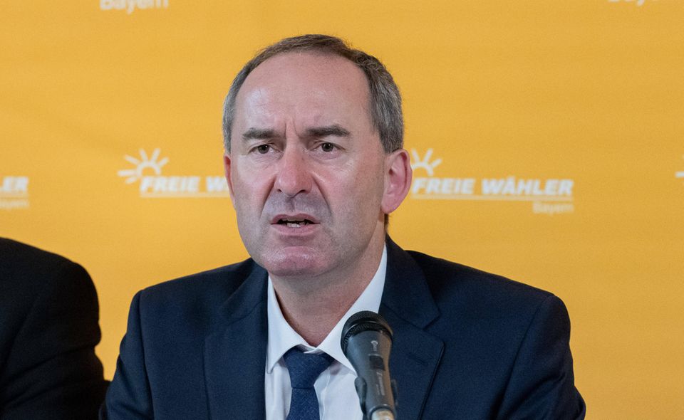 Bayern: Hubert Aiwanger bei einer Pressekonferenz im Juni Hubert Aiwanger bei einer Pressekonferenz im Juni