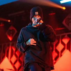 Rapper NF mit einem Mikro in der Hand