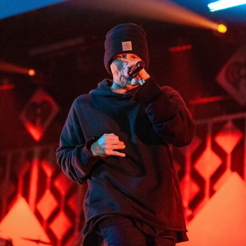 Rapper NF mit einem Mikro in der Hand