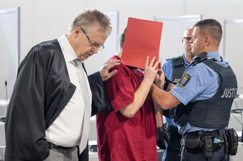 Gießen: Der Angeklagte im Fall Ayleen wird von Justizwachtmeistern in den Verhandlungssaal gebracht