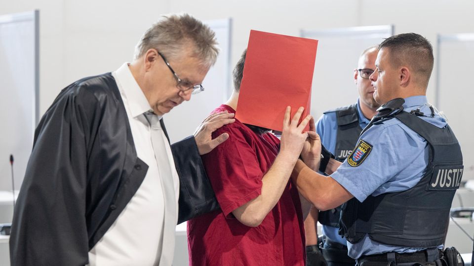 Gießen: Der Angeklagte im Fall Ayleen wird von Justizwachtmeistern in den Verhandlungssaal gebracht