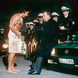 Der Umstrittene:  In erklärungsbedürftiger Aufmachung steht Kriminalhauptkommissar Schimanski (Götz George) vor Kriminaloberrat Königsberg (Ulrich Matschoss, r). Das war beileibe nicht das einzige Mal, dass "Schimmi" daneben griff: Wegen seiner derben Ausdrucksweise war der Duisburg-"Tatort" zu Beginn heftig umstritten. "Werft den Prügel-Kommissar aus dem Programm!", forderte 1981 die "Neue Ruhr Zeitung". Im Laufe der Jahre hat sich das Publikum aber an den rauen Charme des Ermittlers gewöhnt: Einer Umfrage der "Bild am Sonntag" von 2008 zufolge ist Schimanski zusammen mit seinem Partner Thanner der "beliebteste Tatort-Kommissar aller Zeiten".