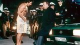 Der Umstrittene:  In erklärungsbedürftiger Aufmachung steht Kriminalhauptkommissar Schimanski (Götz George) vor Kriminaloberrat Königsberg (Ulrich Matschoss, r). Das war beileibe nicht das einzige Mal, dass "Schimmi" daneben griff: Wegen seiner derben Ausdrucksweise war der Duisburg-"Tatort" zu Beginn heftig umstritten. "Werft den Prügel-Kommissar aus dem Programm!", forderte 1981 die "Neue Ruhr Zeitung". Im Laufe der Jahre hat sich das Publikum aber an den rauen Charme des Ermittlers gewöhnt: Einer Umfrage der "Bild am Sonntag" von 2008 zufolge ist Schimanski zusammen mit seinem Partner Thanner der "beliebteste Tatort-Kommissar aller Zeiten".