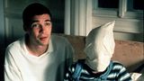 An diesem Film ist gar nichts "funny": Eine kleine Familie macht Urlaub in einem Ferienhaus am See. Kaum angekommen, wird die Begegnung mit zwei jungen, höflichen Männern zur Tortur. Vater, Mutter und Sohn werden physisch und psychisch gequält. Die Gewalt, gepaart mit dem höflich-feinen Auftreten der beiden geschniegelten Männer, wirkt beklemmend und teilweise unerträglich. Ein Horrorthriller mit kritischem Unterton