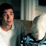 An diesem Film ist gar nichts "funny": Eine kleine Familie macht Urlaub in einem Ferienhaus am See. Kaum angekommen, wird die Begegnung mit zwei jungen, höflichen Männern zur Tortur. Vater, Mutter und Sohn werden physisch und psychisch gequält. Die Gewalt, gepaart mit dem höflich-feinen Auftreten der beiden geschniegelten Männer, wirkt beklemmend und teilweise unerträglich. Ein Horrorthriller mit kritischem Unterton