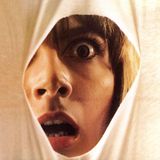 Ein Schriftsteller kommt aus den USA nach Rom. Gleichzeitig beginnt in der Ewigen Stadt eine brutale Mordserie. Die Polizei und der Autor (gespielt von Anthony Franciosa) suchen nach dem Mörder. Stilistisch kühler Giallo-Film, dem berühmten italienischen Thriller-Genre, mit beeindruckenden Kamerafahrten, musikalisch fantastisch untermalt. Die Story mag nicht ganz logisch und eher verwirrend sein – dennoch ein eiskalter und spannender Whodunit-Slasher mit einem unerwarteten Twist. Der Film, der hierzulande beschlagnahmt wurde und in Großbritannien auf der Liste der "video nasties" landete, einer Sammlung besonders unappetitlicher VHS-Filme, ist in Deutschland erst seit wenigen Jahren nicht mehr auf dem Index