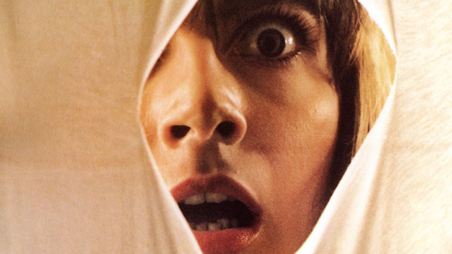 Tenebrae (1982), Regie: Dario Argento Ein Schriftsteller kommt aus den USA nach Rom. Gleichzeitig beginnt in der Ewigen Stadt eine brutale Mordserie. Die Polizei und der Autor (gespielt von Anthony Franciosa) suchen nach dem Mörder. Stilistisch kühler Giallo-Film, dem berühmten italienischen Thriller-Genre, mit beeindruckenden Kamerafahrten, musikalisch fantastisch untermalt. Die Story mag nicht ganz logisch und eher verwirrend sein – dennoch ein eiskalter und spannender Whodunit-Slasher mit einem unerwarteten Twist. Der Film, der hierzulande beschlagnahmt wurde und in Großbritannien auf der Liste der "video nasties" landete, einer Sammlung besonders unappetitlicher VHS-Filme, ist in Deutschland erst seit vergangenem Jahr nicht mehr auf dem Index