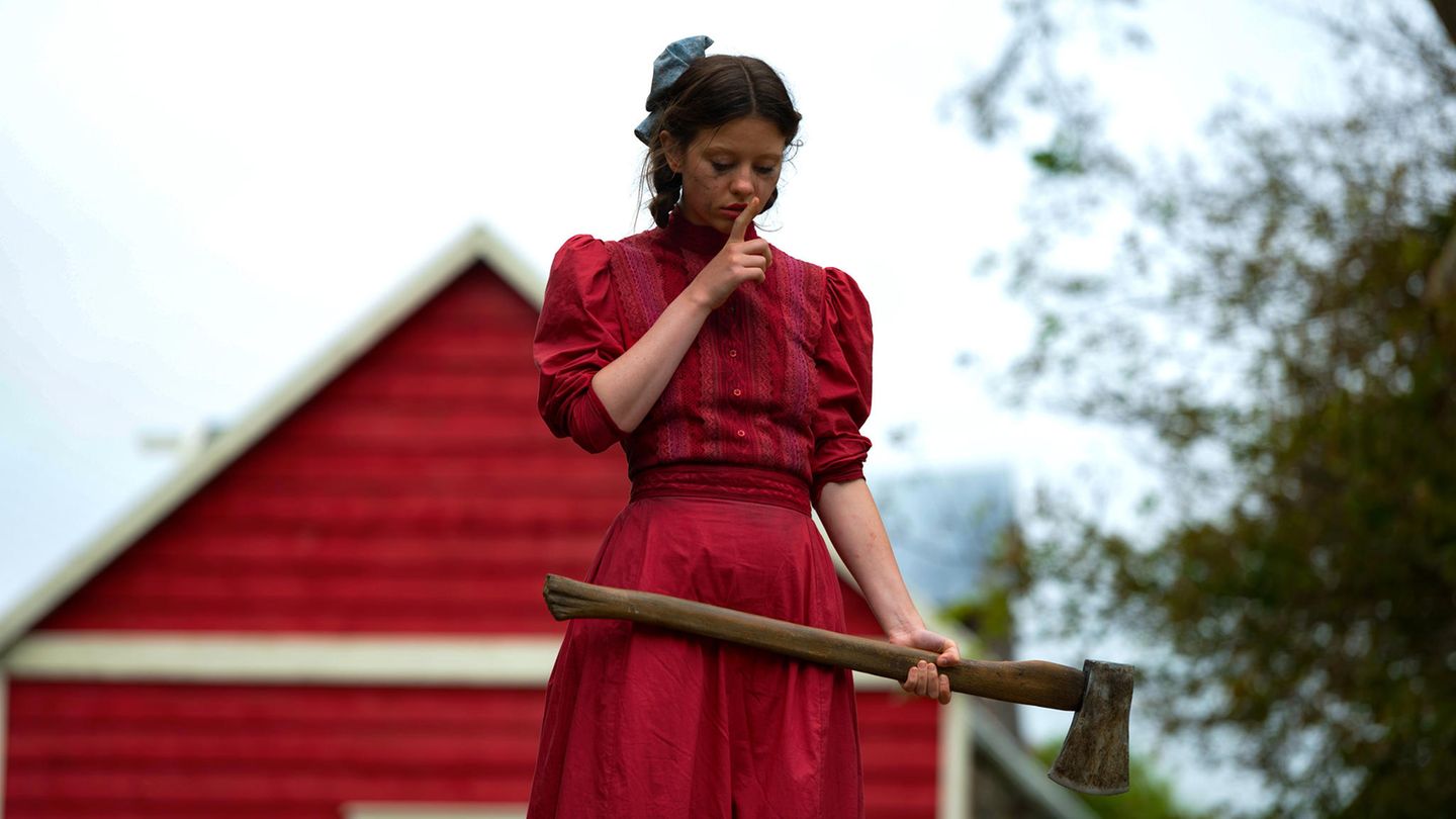 Pearl (2022), Regie: Ti West Reich und berühmt werden. Davon träumen viele, auch die junge Pearl. Doch das Leben auf einer Farm in den USA zur Zeit des Ersten Weltkriegs und der Spanischen Grippe bremst sie ebenso wie ihre herrische Mutter und ihr invalider, stummer Vater. Doch als sich Pearl die Chance bietet, berühmt zu werden, geht sie über Leichen. Mia Goth spielt die Hauptrolle grandios und bringt Pearls Wahnsinn wunderbar rüber. Der Film (eigentlich eine Fortsetzung, was man ihm aber nicht anmerkt) wirkt durch seine bunten Farben märchenhaft und fröhlich – wie Pearls Mädchenträume – und ist gleichzeitig düster, schockierend, makaber und auch deprimierend