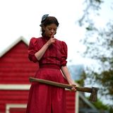 Reich und berühmt werden. Davon träumen viele, auch die junge Pearl. Doch das Leben auf einer Farm in den USA zur Zeit des Ersten Weltkriegs und der Spanischen Grippe bremst sie ebenso wie ihre herrische Mutter und ihr invalider, stummer Vater. Doch als sich Pearl die Chance bietet, berühmt zu werden, geht sie über Leichen. Mia Goth spielt die Hauptrolle grandios und bringt Pearls Wahnsinn wunderbar rüber. Der Film (eigentlich eine Fortsetzung, was man ihm aber nicht anmerkt) wirkt durch seine bunten Farben märchenhaft und fröhlich – wie Pearls Mädchenträume – und ist gleichzeitig düster, schockierend, makaber und auch deprimierend