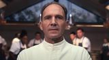 Ein Luxusrestaurant auf einer abgelegenen Insel. Gourmets, Upper-Class-Leute, Business-Yuppies und hochnäsige Restaurantkritiker lassen sich vom mysteriösen Chefkoch (Ralph Fiennes) und seinem militärisch-steifen Team, das eher einer Sekte gleicht, ein mehrgängiges Menü servieren. Die Gäste fühlen sich verkohlt, merken aber bald, dass sie selbst auf dem Menü stehen. So wie die Gäste sich unwohl fühlen, wird auch dem Zuschauer von Gang zu Gang unbehaglicher. Unheimlicher Psycho- und Gaumenterror als Augenschmaus. Guten Appetit!