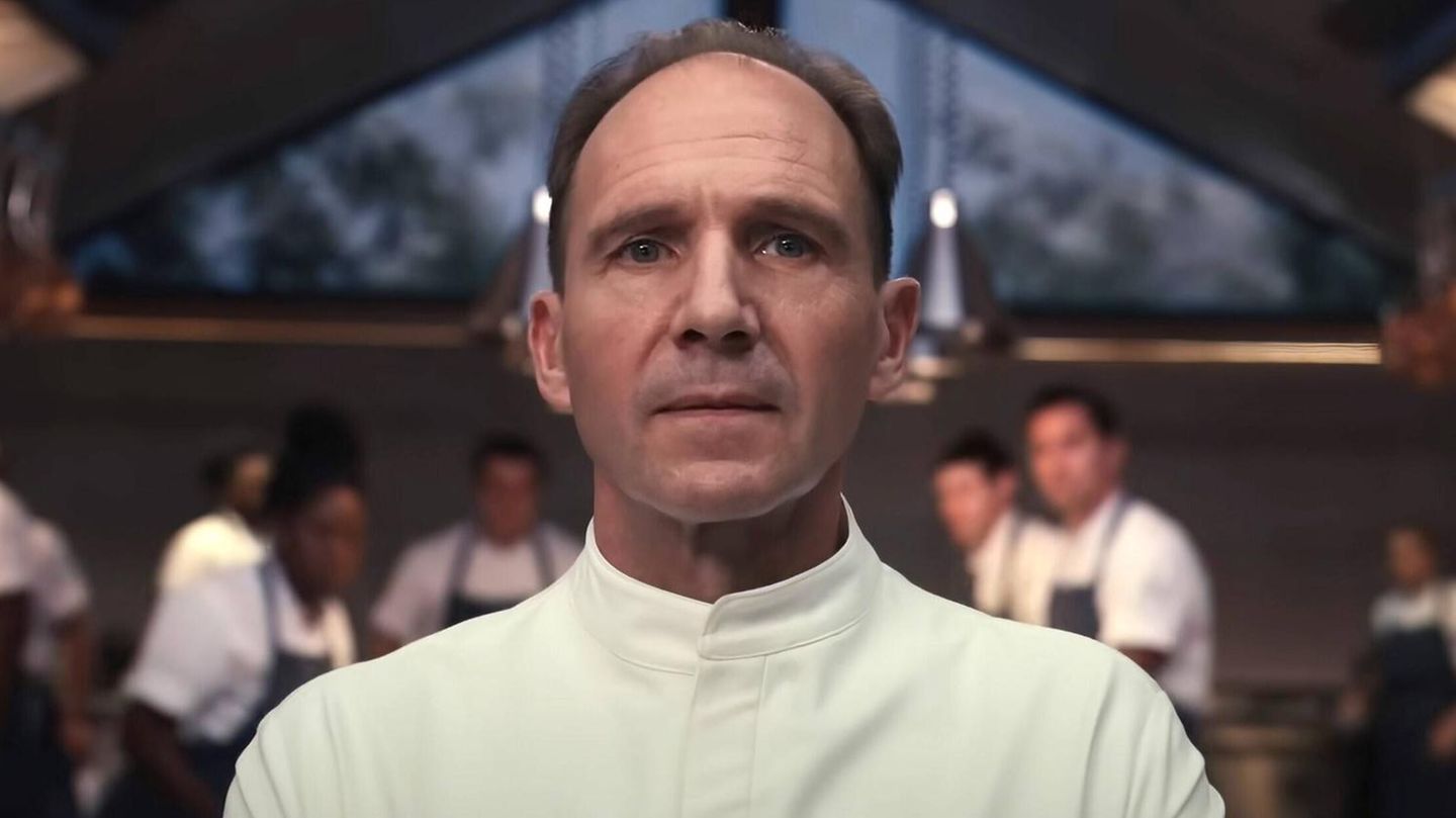 The Menu (2022), Regie: Mark Mylod Ein Luxusrestaurant auf einer abgelegenen Insel. Gourmets, Upper-Class-Leute, Business-Yuppies und hochnäsige Restaurantkritiker lassen sich vom mysteriösen Chefkoch (Ralph Fiennes) und seinem militärisch-steifen Team, das eher einer Sekte gleicht, ein mehrgängiges Menü servieren. Die Gäste fühlen sich verkohlt, merken aber bald, dass sie selbst auf dem Menü stehen. So wie die Gäste sich unwohl fühlen, wird auch dem Zuschauer von Gang zu Gang unbehaglicher. Unheimlicher Psycho- und Gaumenterror als Augenschmaus. Guten Appetit!