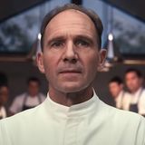 Ein Luxusrestaurant auf einer abgelegenen Insel. Gourmets, Upper-Class-Leute, Business-Yuppies und hochnäsige Restaurantkritiker lassen sich vom mysteriösen Chefkoch (Ralph Fiennes) und seinem militärisch-steifen Team, das eher einer Sekte gleicht, ein mehrgängiges Menü servieren. Die Gäste fühlen sich verkohlt, merken aber bald, dass sie selbst auf dem Menü stehen. So wie die Gäste sich unwohl fühlen, wird auch dem Zuschauer von Gang zu Gang unbehaglicher. Unheimlicher Psycho- und Gaumenterror als Augenschmaus. Guten Appetit!