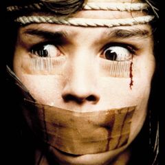 Noch ein Argento! Verdis Macbeth bringt bekanntlich Unglück. Und genau das verfolgt die junge Opernsängerin Betty (Christina Marsillach) seit ihrem Debüt. Erst stirbt ein Opernmitarbeiter, dann wird ihr Freund bestialisch ermordet, dann die Kostümbildnerin. Der sadistische Mörder versieht Bettys Augen jeweils mit Nadeln, so dass sie das blutige Grauen mit ansehen muss. Ein weiteres spannungsgeladenes Whodunit-Meisterwerk mit genialen Kamerafahrten und Ich-Perspektiven, beängstigenden bis unappetitlichen Nahaufnahmen und ikonischen Szenen. Auch wenn die Handlung verwirrend sein kann (wie so oft bei Argento) – ein nervenaufreibender Film des Giallo-Genres. Vielleicht nicht Argentos bester, aber einer seiner besten!