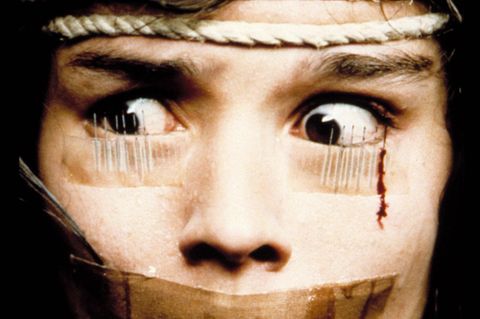 Noch ein Argento! Verdis Macbeth bringt bekanntlich Unglück. Und genau das verfolgt die junge Opernsängerin Betty (Christina Marsillach) seit ihrem Debüt. Erst stirbt ein Opernmitarbeiter, dann wird ihr Freund bestialisch ermordet, dann die Kostümbildnerin. Der sadistische Mörder versieht Bettys Augen jeweils mit Nadeln, so dass sie das blutige Grauen mit ansehen muss. Ein weiteres spannungsgeladenes Whodunit-Meisterwerk mit genialen Kamerafahrten und Ich-Perspektiven, beängstigenden bis unappetitlichen Nahaufnahmen und ikonischen Szenen. Auch wenn die Handlung verwirrend sein kann (wie so oft bei Argento) – ein nervenaufreibender Film des Giallo-Genres. Vielleicht nicht Argentos bester, aber einer seiner besten!