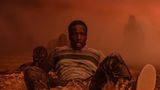 Bol und Rial haben die Schrecken der Flucht von Afrika nach Großbritannien überlebt – doch in ihrem neuen Zuhause erwartet sie neues Grauen. Die anfängliche Freude über den Neuanfang verfliegt schnell, als das Paar merkt, dass mit ihrem neuen Zuhause etwas nicht stimmt. Unheimlich und düster pendelt der Film zwischen Thriller und traumatischer Fluchtgeschichte – mit vielen Schreckmomenten und Jump Scares. Ein echter Gänsehautfilm