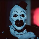 Gegen diesen Horrorclown ist Stephen Kings "Pennywise" ein Clown für Kindergeburtstage! Zwei junge Frauen wollen in der Halloween-Nacht feiern, doch dann machen sie die Bekanntschaft mit dem stummen Clown "Art", der sie verfolgt – und jeden, der sich ihm in den Weg stellt, brutal abschlachtet, zerstückelt und niedermetzelt. Äußerst erschreckend, schockierend und brutal, fast ekelerregend. Ein Film, schlimmer als ein Albtraum. Wer starke Nerven und Lust auf brutalsten Slasher-Horror (oder schlaflose Nächte) hat, sollte sich "Terrifier" ansehen. Allen anderen empfehlen wir einen anderen Film aus dieser Liste