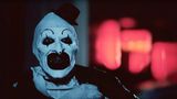 Gegen diesen Horrorclown ist Stephen Kings "Pennywise" ein Clown für Kindergeburtstage! Zwei junge Frauen wollen in der Halloween-Nacht feiern, doch dann machen sie die Bekanntschaft mit dem stummen Clown "Art", der sie verfolgt – und jeden, der sich ihm in den Weg stellt, brutal abschlachtet, zerstückelt und niedermetzelt. Äußerst erschreckend, schockierend und brutal, fast ekelerregend. Ein Film, schlimmer als ein Albtraum. Wer starke Nerven und Lust auf brutalsten Slasher-Horror (oder schlaflose Nächte) hat, sollte sich "Terrifier" ansehen. Allen anderen empfehlen wir einen anderen Film aus dieser Liste