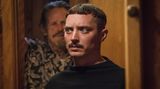 Seinem entfremdeten Vater wieder zu begegnen, kann schon unheimlich genug sein. Das muss auch der Großstadt-Hipster Norval (Elijah Wood) erfahren. Nach Jahren besucht er seinen Vater in einem abgelegenen Strandhaus. Die erzwungene Atmosphäre ist unbehaglich und überträgt sich auf den Zuschauer. Der alkoholkranke und aggressive Vater scheint etwas zu verbergen, mit der Zeit wird der Film immer unbehaglicher. Als der Mann stirbt, beginnt für Norval erst der Horror. Beklemmend düstere Tragik-Horrorkomödie mit unerwarteter Wendung