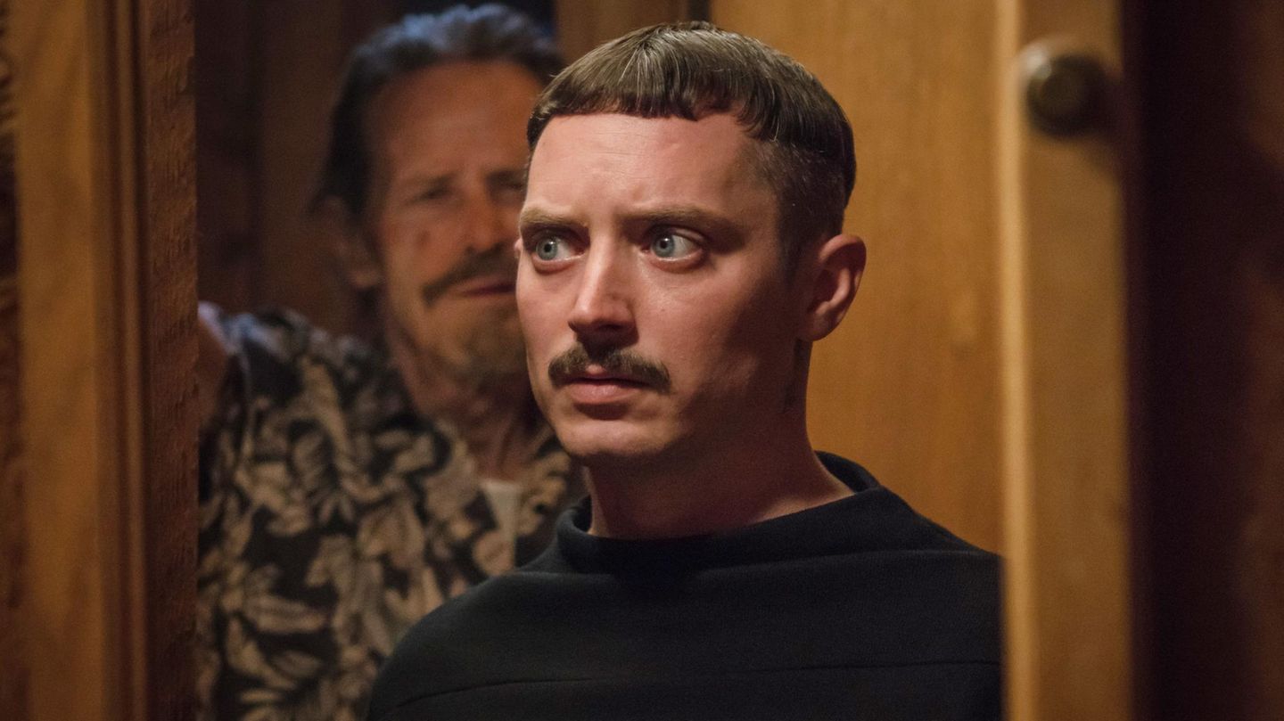 Come to Daddy (2019), Regie: Ant Timpson Seinem entfremdeten Vater wieder zu begegnen, kann schon unheimlich genug sein. Das muss auch der Großstadt-Hipster Norval (Elijah Wood) erfahren. Nach Jahren besucht er seinen Vater in einem abgelegenen Strandhaus. Die erzwungene Atmosphäre ist unbehaglich und überträgt sich auf den Zuschauer. Der alkoholkranke und aggressive Vater scheint etwas zu verbergen, mit der Zeit wird der Film immer unbehaglicher. Als der Mann stirbt, beginnt für Norval erst der Horror. Beklemmend düstere Tragik-Horrorkomödie mit unerwarteter Wendung