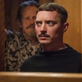Seinem entfremdeten Vater wieder zu begegnen, kann schon unheimlich genug sein. Das muss auch der Großstadt-Hipster Norval (Elijah Wood) erfahren. Nach Jahren besucht er seinen Vater in einem abgelegenen Strandhaus. Die erzwungene Atmosphäre ist unbehaglich und überträgt sich auf den Zuschauer. Der alkoholkranke und aggressive Vater scheint etwas zu verbergen, mit der Zeit wird der Film immer unbehaglicher. Als der Mann stirbt, beginnt für Norval erst der Horror. Beklemmend düstere Tragik-Horrorkomödie mit unerwarteter Wendung