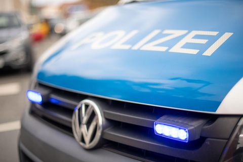 An einem VW-Bus der Polizei Osnabrück blinkt das Blaulicht