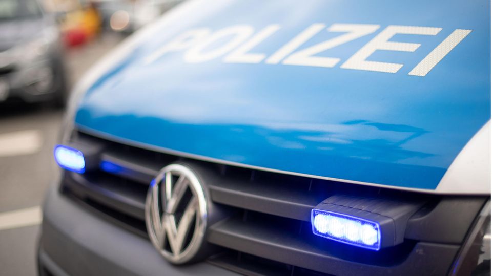 An einem VW-Bus der Polizei Osnabrück blinkt das Blaulicht