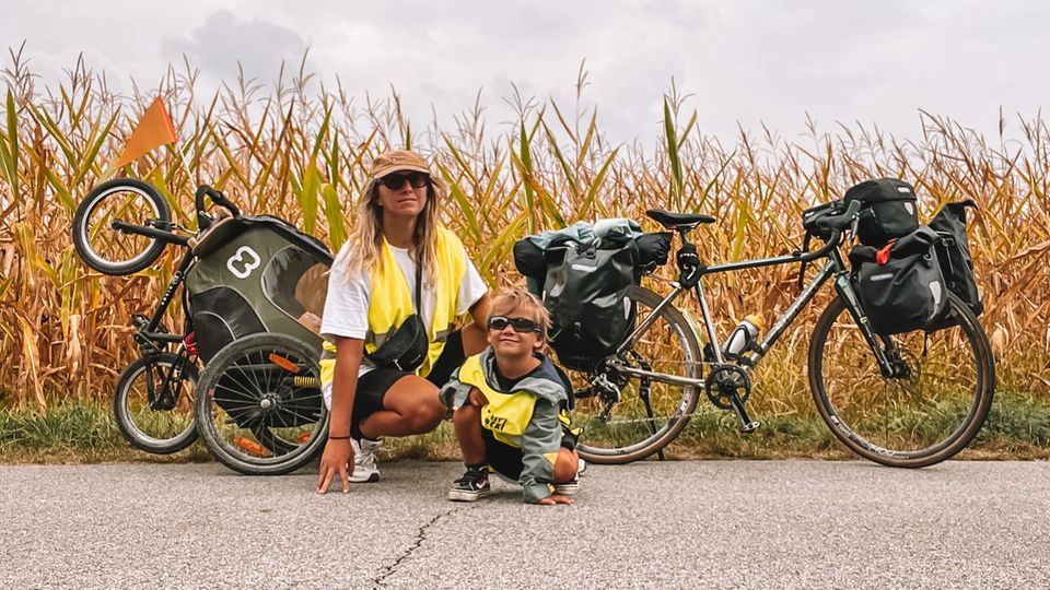 Jasmin Böhm Fahrrad Tour Emil Jasmin Böhm posiert mit ihrem Sohn Emil vor ihren Rädern