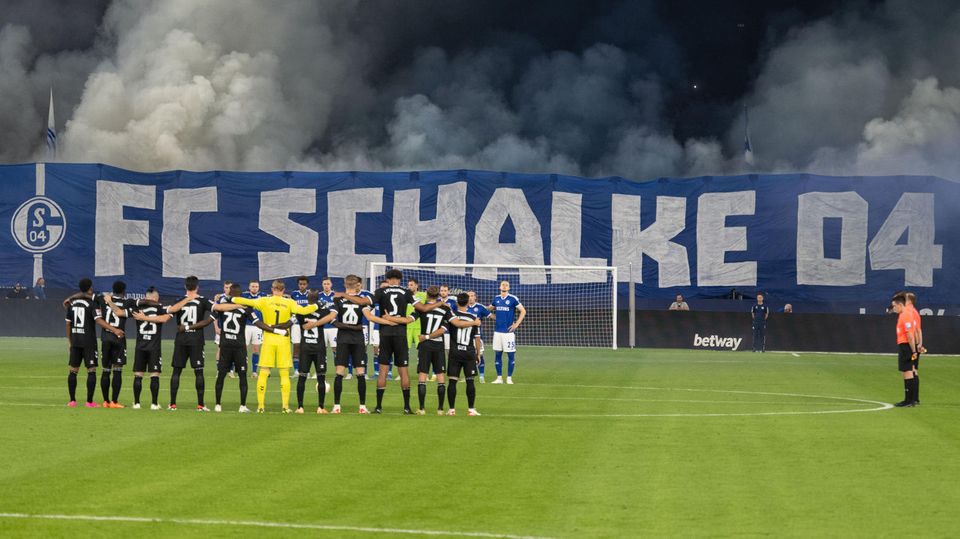 Auf Schalke lassen es die Anhänger krachen und rauchen