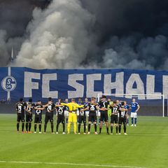 Auf Schalke lassen es die Anhänger krachen und rauchen
