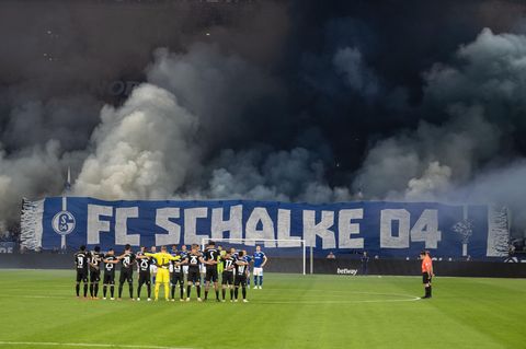 Auf Schalke lassen es die Anhänger krachen und rauchen