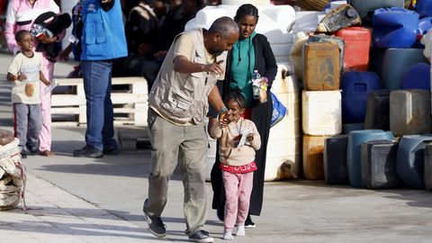 Asyl: Im Hafen der Insel Lampedusa wird gerade angekommenen Migranten geholfen.