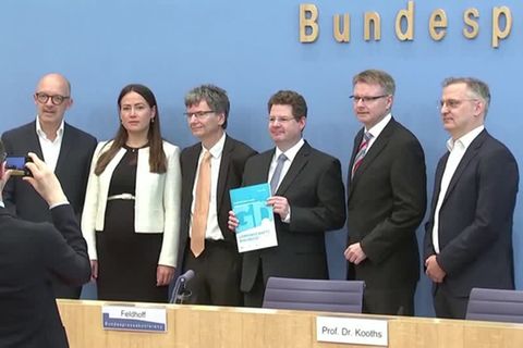 Video: Deutsche Wirtschaftsinstitute sehen Wachstumsrisiken durch extremes Gedankengut