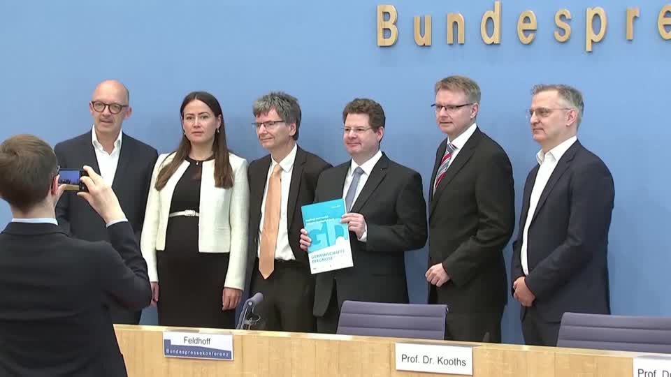 Video: Deutsche Wirtschaftsinstitute sehen Wachstumsrisiken durch extremes Gedankengut