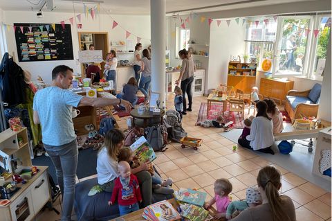 Eltern und Kinder bevölkern das sogenannte Elterncafé