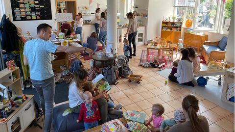 Eltern und Kinder bevölkern das sogenannte Elterncafé