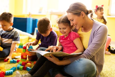 Mit Bauklötzchen spielen während man gerade ein Buch vorliest und dabei auch noch die anderen Kinder im Blick haben, denn überall könnte gleich das Chaos ausbrechen. Eine Erzieherin erzählt von ihrem Alltag ( Symbolbild)