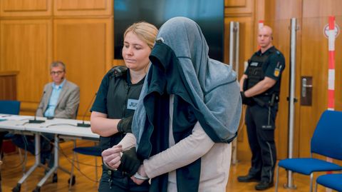 Angeklagter Daniel D. wird von einer Justizbeamtin in den Gerichtsaal geführt