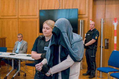 Angeklagter Daniel D. wird von einer Justizbeamtin in den Gerichtsaal geführt