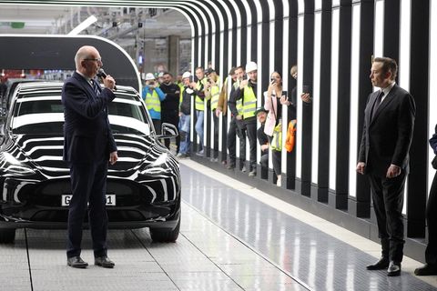 Tesla-Chef Elon Musk und Ministerpräsident Dietmar Woidke, zwei Männer im Anzug