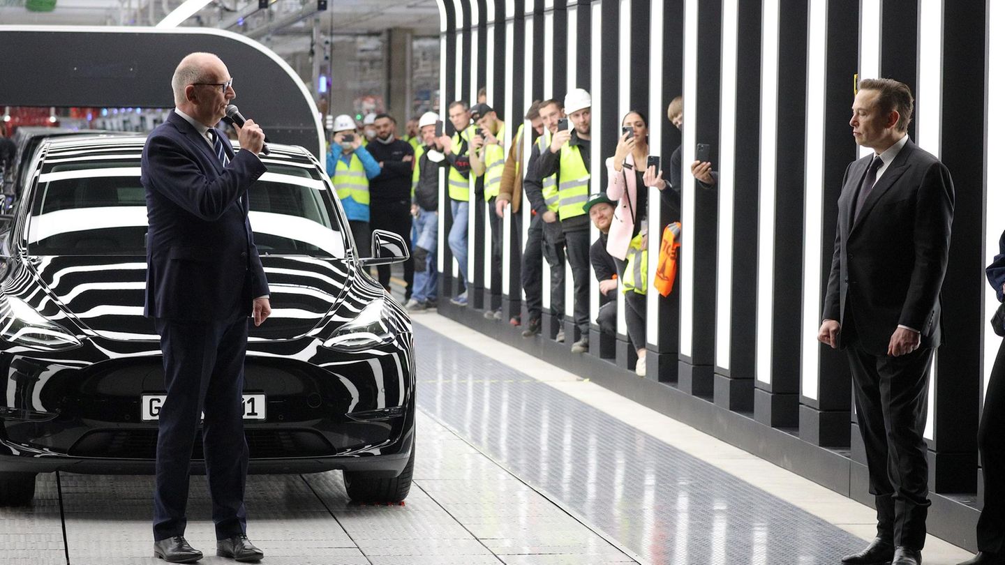 Tesla-Chef Elon Musk und Ministerpräsident Dietmar Woidke, zwei Männer im Anzug