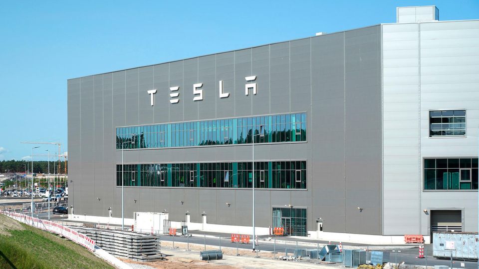 Außenansicht der Tesla Gigafactory in Grünheide