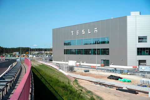Außenansicht der Tesla Gigafactory in Grünheide