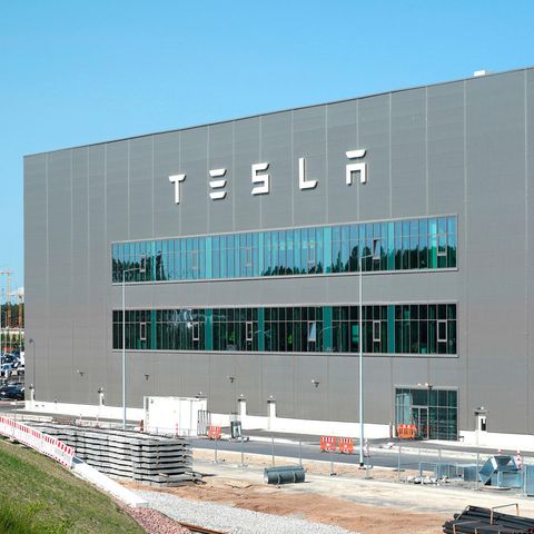 Außenansicht der Tesla Gigafactory in Grünheide