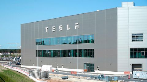 Außenansicht der Tesla Gigafactory in Grünheide