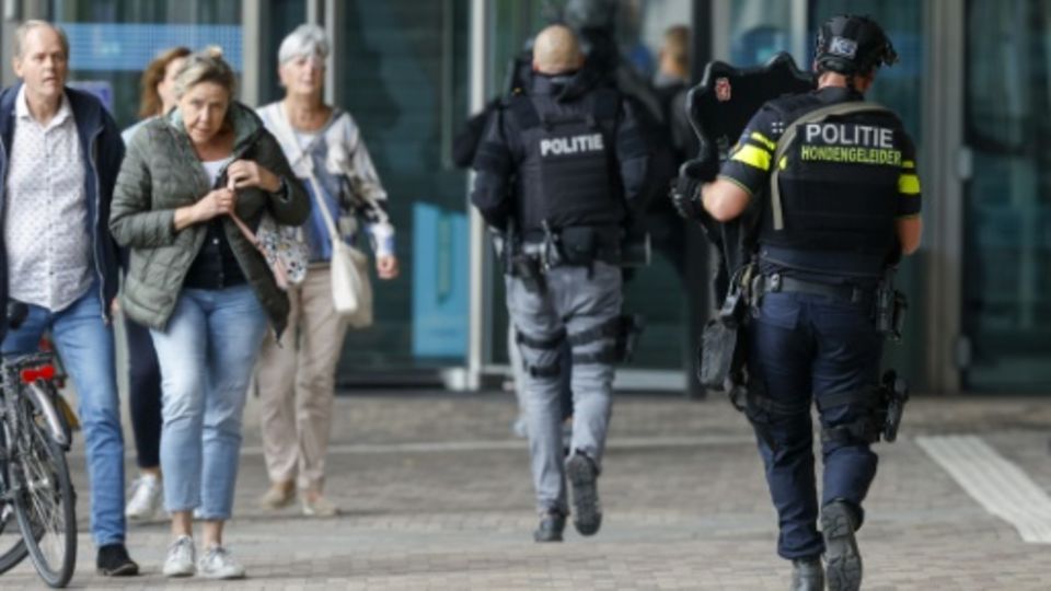 Polizisten auf dem Weg in das Krankenhaus in Rotterdam
