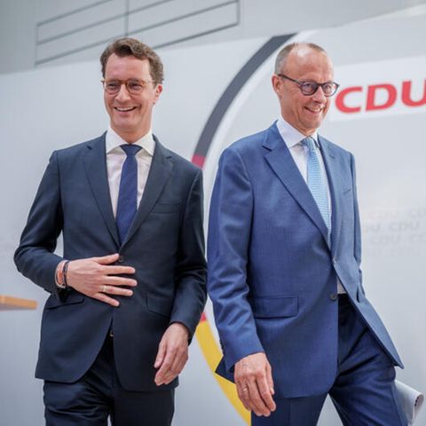 CDU-Chef Friedrich Merz (r.) kriegt von seinem Parteikollegen Wüst Rückendeckung