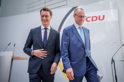 CDU-Chef Friedrich Merz (r.) kriegt von seinem Parteikollegen Wüst Rückendeckung