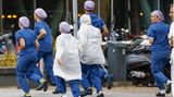 Medizinisches Personal rennt auf der Straße davon
